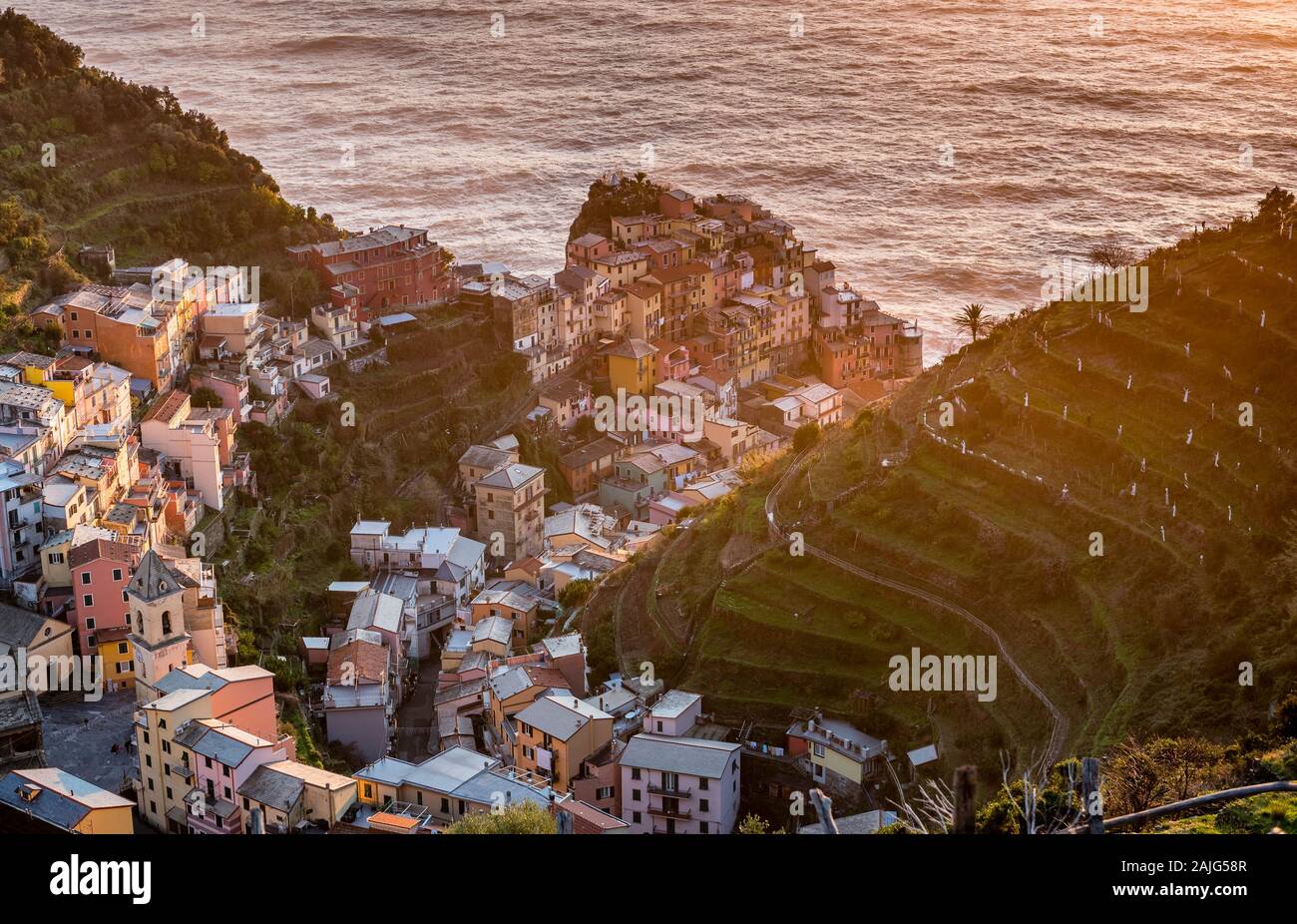 Manarola, Cinque Terre (Cinco Tierras), Liguria, Italia: aldea tradicional, típicas casas coloridas, Belén (presepe). Sitio Web de la UNESCO Foto de stock