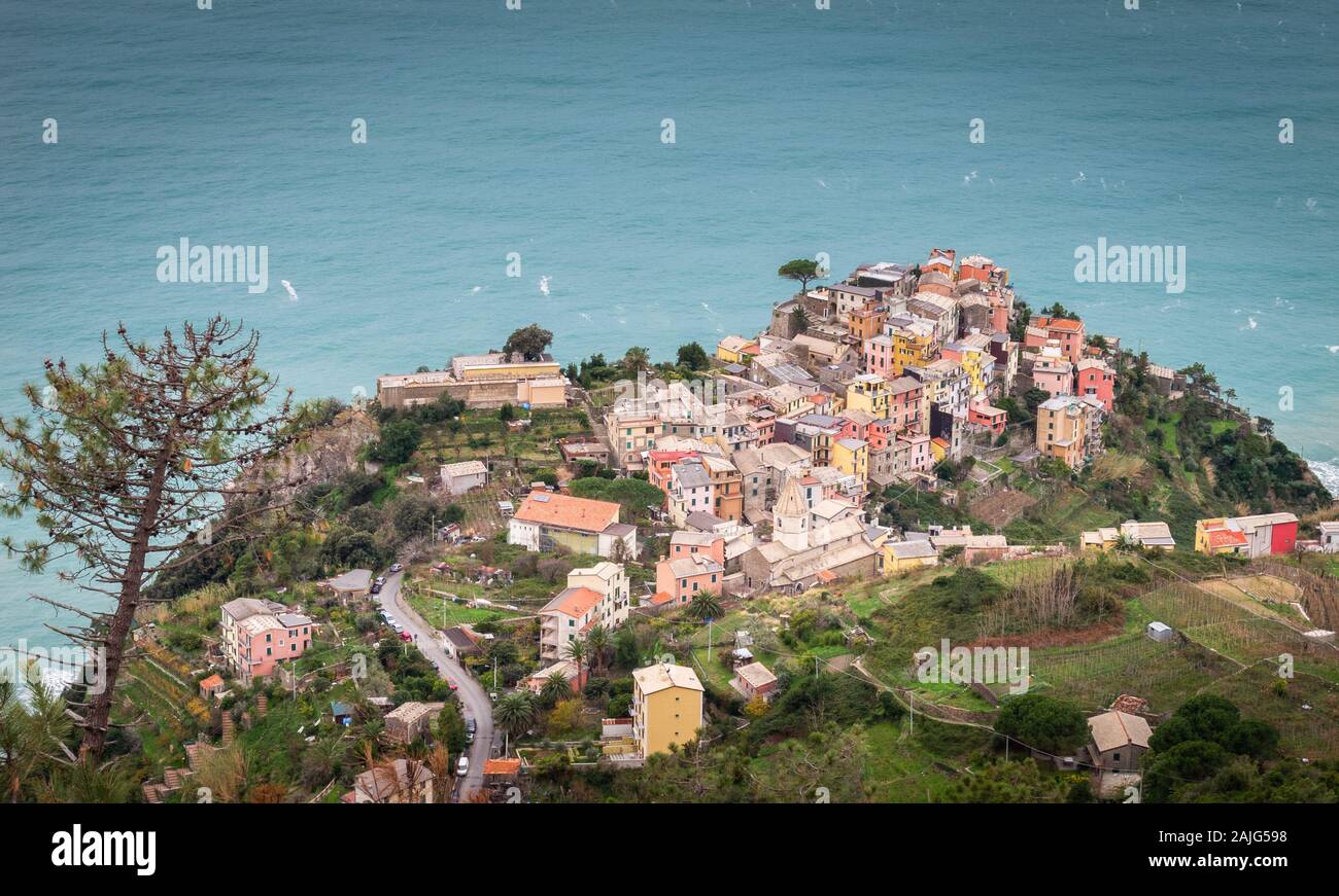 Corniglia, Cinque Terre (Cinco Tierras), Liguria, Italia: Vista aérea de una aldea situada sobre una colina, típicas casas de colores. Sitio Web de la UNESCO Foto de stock