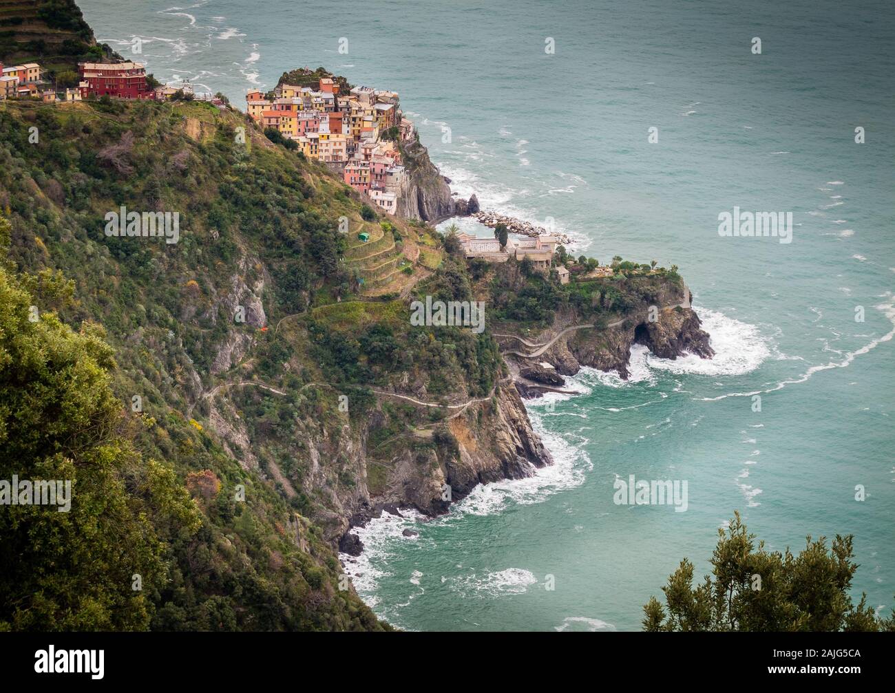Manarola, Cinque Terre (Cinco Tierras), Liguria, Italia: Vista aérea de una aldea situada sobre una colina, típicas casas de colores. Sitio de Patrimonio Mundial de la UNESCO Foto de stock