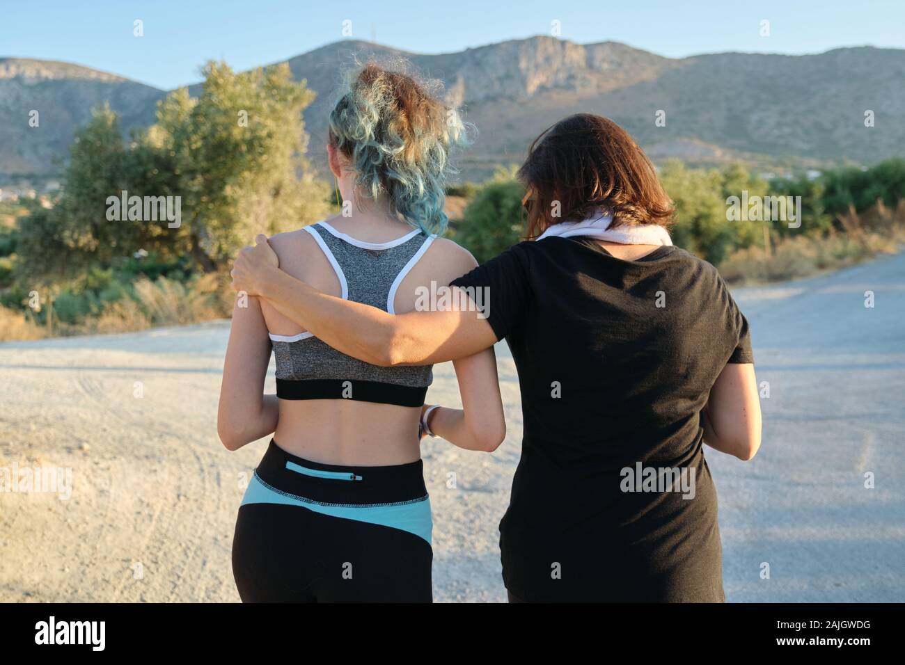 Activo y Saludable de la familia atlética, madre e hija adolescente caminando en ropa deportiva Foto de stock