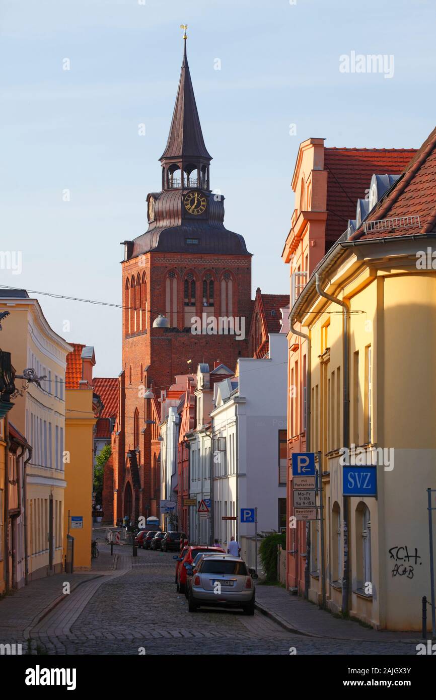 La calle de la catedral, la iglesia parroquial de San Marien, North German gótico de ladrillo, Güstrow (Mecklenburg-West Pomerania, Alemania, Europa Foto de stock