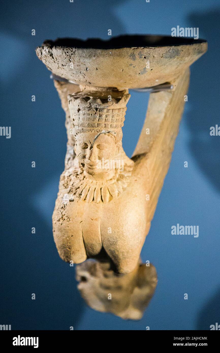 Foto tomada durante la visita de apertura de la exposición “Osiris, los misterios borrachos de Egipto”. Egipto, Alejandría, Museo Nacional, quemador de perfumes. Foto de stock