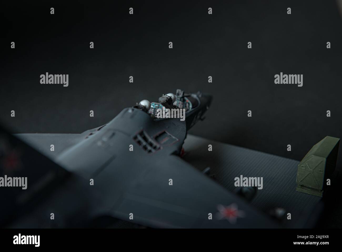 Miniatura de combate militar sin cabina de piloto sobre un fondo negro con lugar para el texto Foto de stock