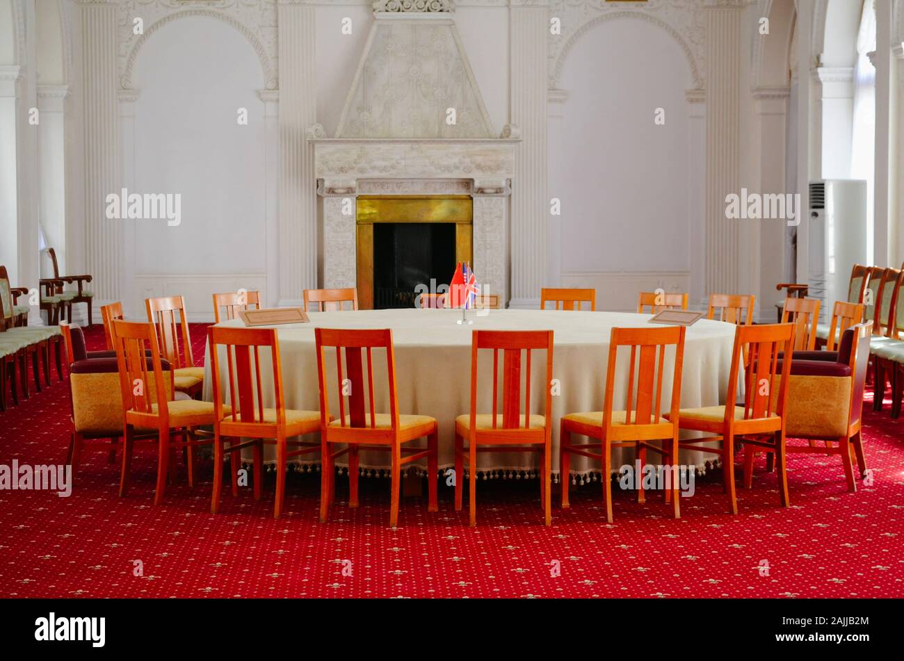 Crimea, Livadia - mayo 14.2012:en esta sala una mesa redonda en febrero de 1945, celebró ocho sesiones plenarias de la conferencia de Yalta (Crimea) jefes del thre Foto de stock