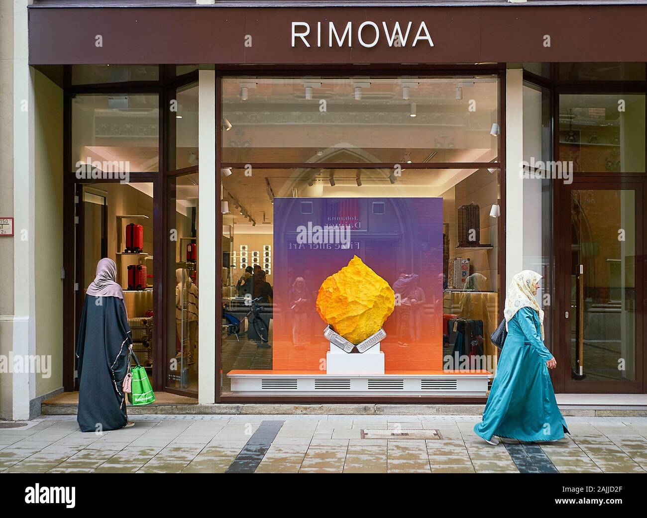 Dos mujeres del medio oriente en la vestimenta tradicional en la tienda por tienda  la maleta de gama alta en Munich, Alemania llamada Rimowa Fotografía de  stock - Alamy