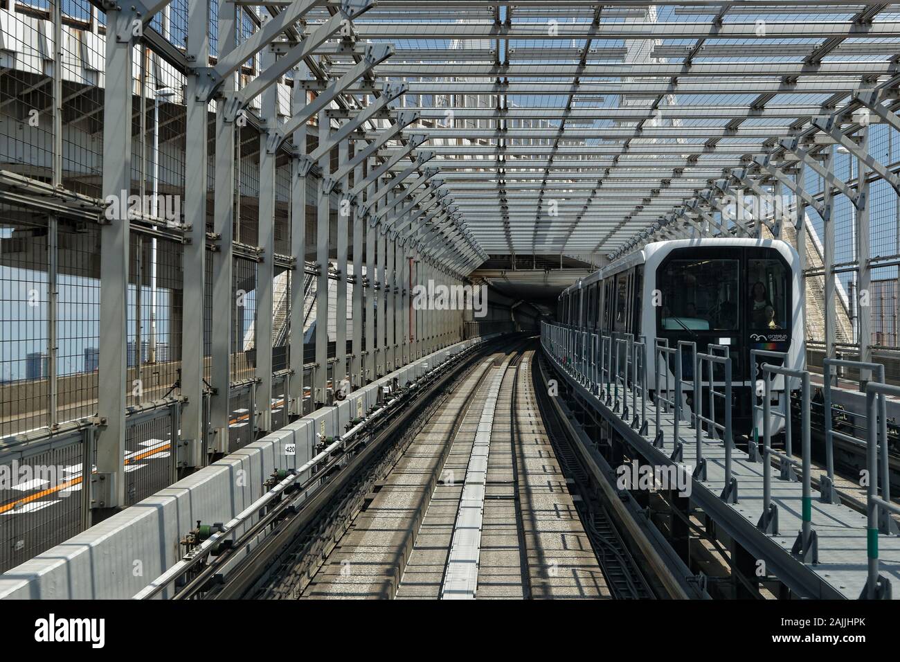 Tokio, Japón, 17 de mayo de 2019 : El ferrocarril moderno de Odaiba bajo el Puente del Arco Iris. Foto de stock