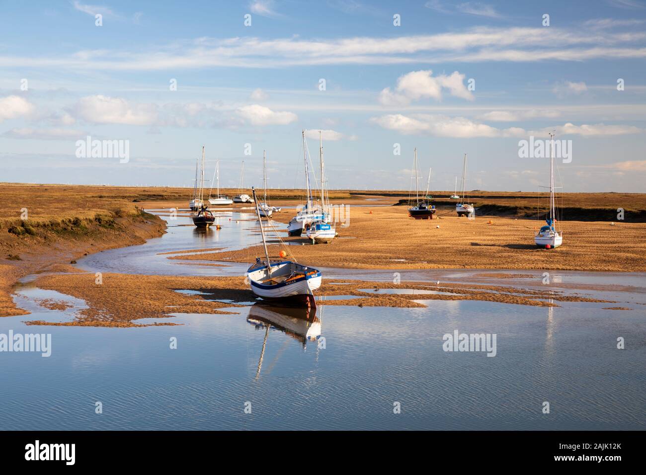 Los barcos en los bancos de arena de la flota oriental en marea baja, Pozos junto al mar, Norfolk, Inglaterra, Reino Unido, Europa Foto de stock