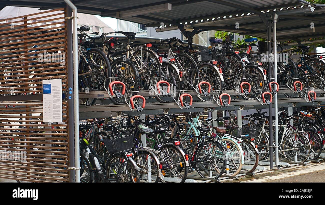 Garaje para bicicletas de dos niveles en el centro de Munich, Alemania  Fotografía de stock - Alamy