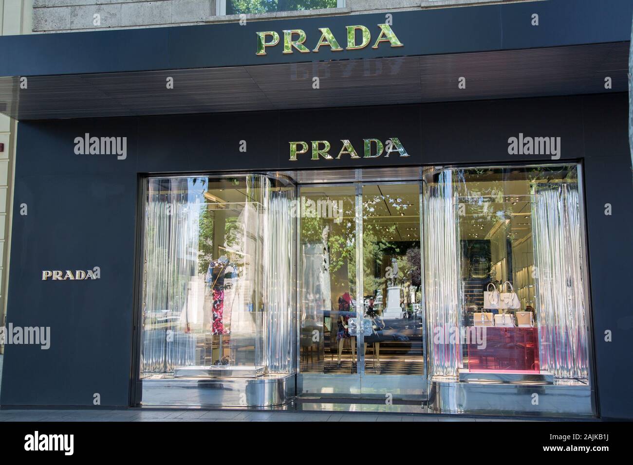 Prada tienda en la calle Serrano, Madrid, España Fotografía de stock - Alamy