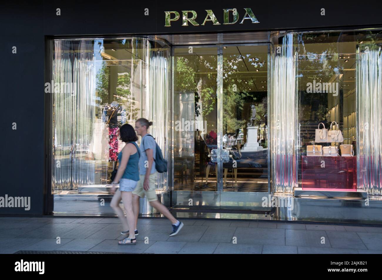 Par fuera de Prada Store, la Calle Serrano, Madrid, España Fotografía de  stock - Alamy