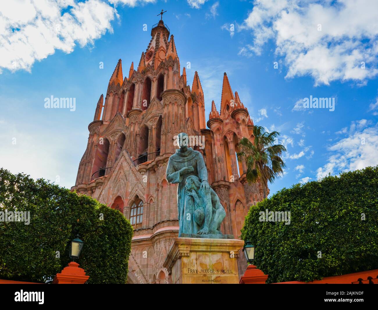 Estatua del padre Juan de San Miguel en frente de la Iglesia de San Miguel Arcángel - San Miguel de Allende, México Foto de stock