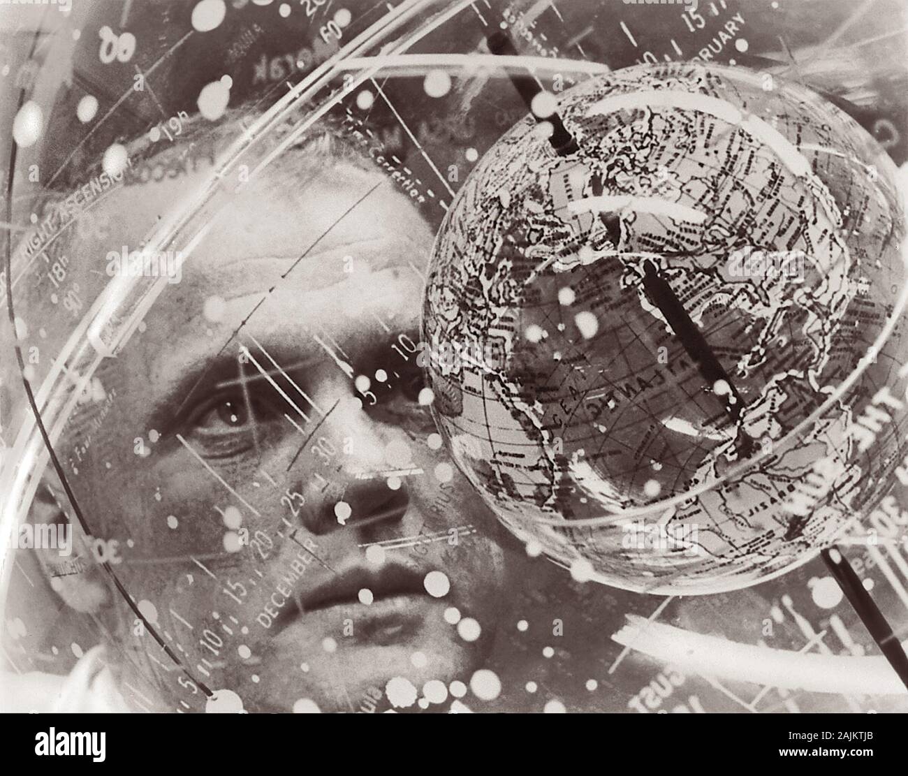 El astronauta estadounidense John Herschel Glenn Jr. (1921-2016), buscando en un globo espacial conocida como un "dispositivo de entrenamiento Celeste' en el laboratorio aeromédico en Cabo Cañaveral, Florida. Glenn es mostrado aquí en febrero de 1962, el mismo mes se convirtió en el primer americano en órbita alrededor de la Tierra de NASA Mercury-Atlas 6 Misión. Foto de stock