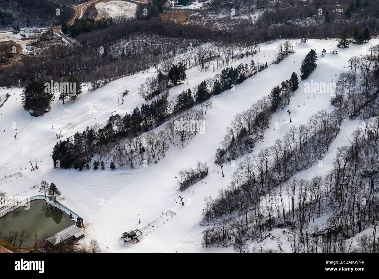 Vista aérea de la zona de esquí de Cuenca del Tirol, rural del Condado de Dane, Wisconsin en el invierno en un día nublado. Foto de stock