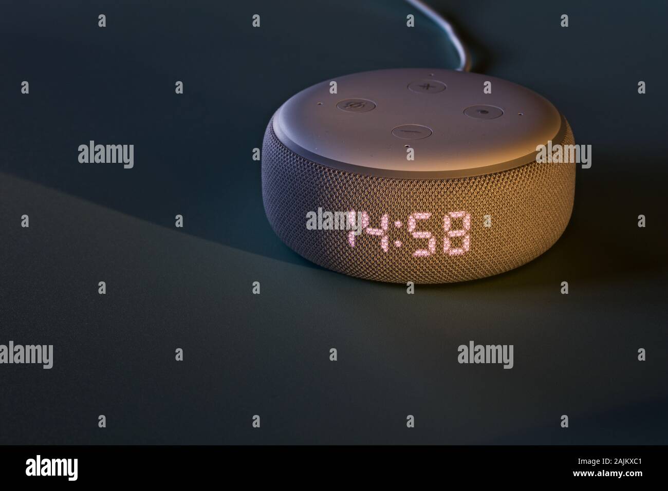 Echo Dot (3ª generación) | altavoz inteligente con reloj Fotografía de  stock - Alamy