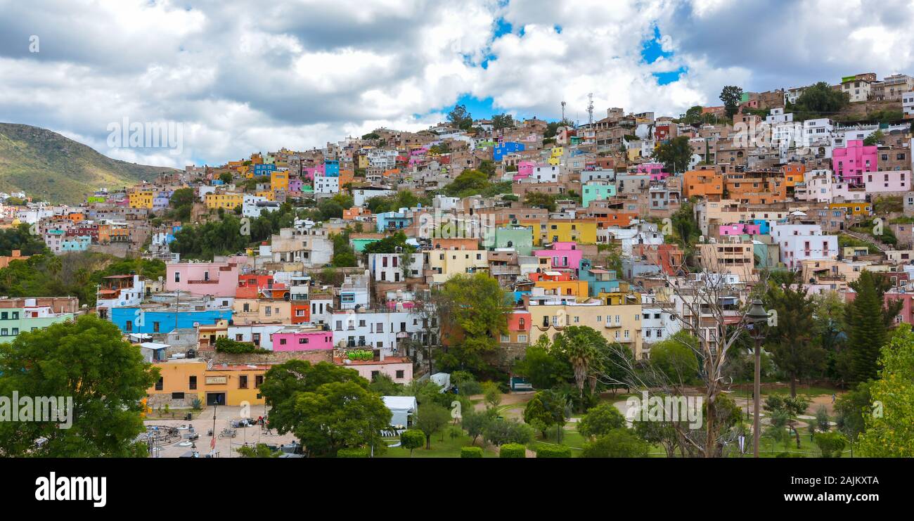 Coloridas casas construidas en la ladera - Guanajuato, México. Foto de stock