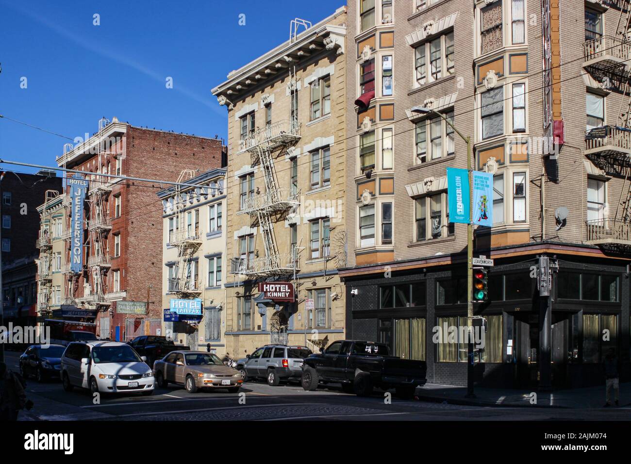 Barrio de Tenderloin street view con viviendas de apoyo hoteles en San Francisco, Estados Unidos de América Foto de stock