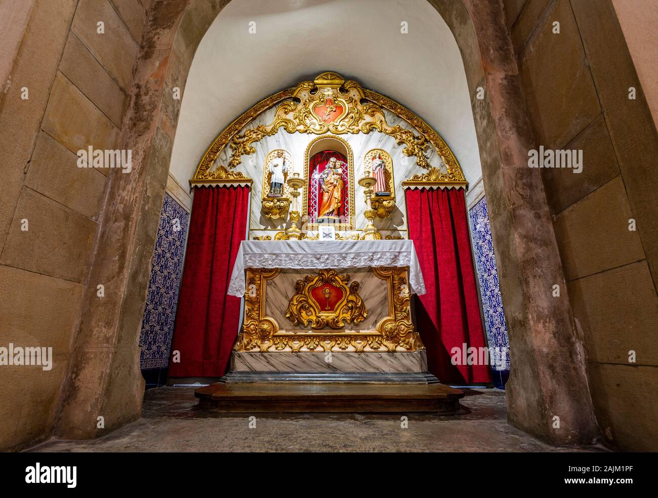 Detalles de las capillas laterales de la antigua iglesia parroquial de San Martín, en Pombal, Coimbra, Portugal Foto de stock