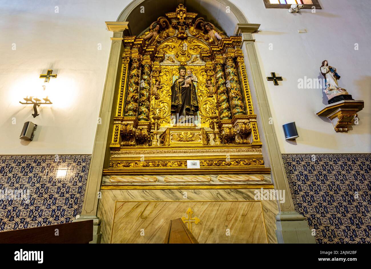 Detalles de las capillas laterales de la antigua iglesia parroquial de San Martín, en Pombal, Coimbra, Portugal Foto de stock
