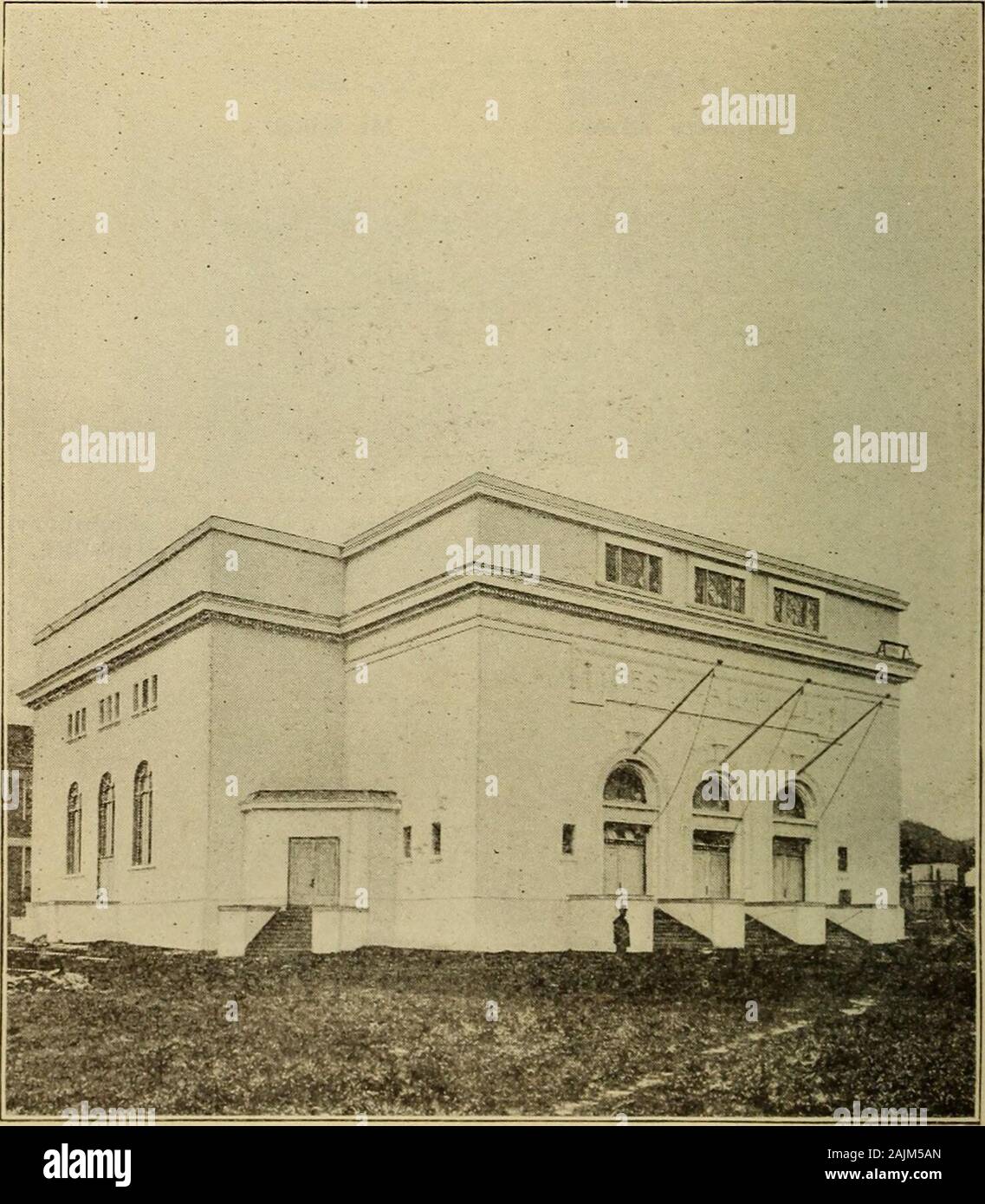 Guía oficial de la exposición del centenario de Lewis y de Clark, Portland, Oregon, del 1 de junio al 15 de octubre de 1905, .. . -"S ^^% MiningBuilding MachineryBuilding variadas industrias Buildingace BuildingAgricultural ace de la entrada principal. Auditorio o sala de fiestas Foto de stock