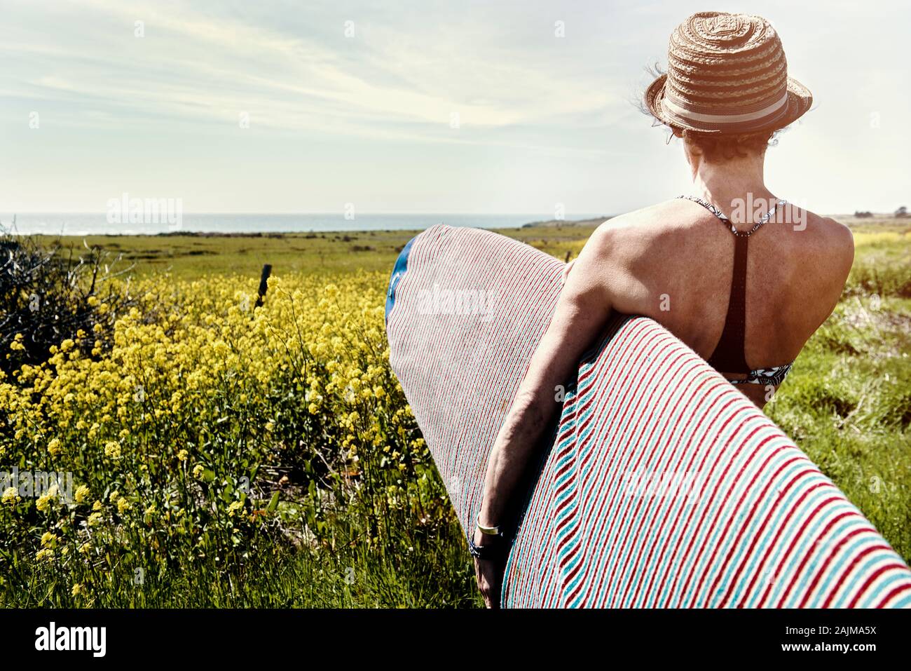 mujer surfista con tabla de largo Foto de stock