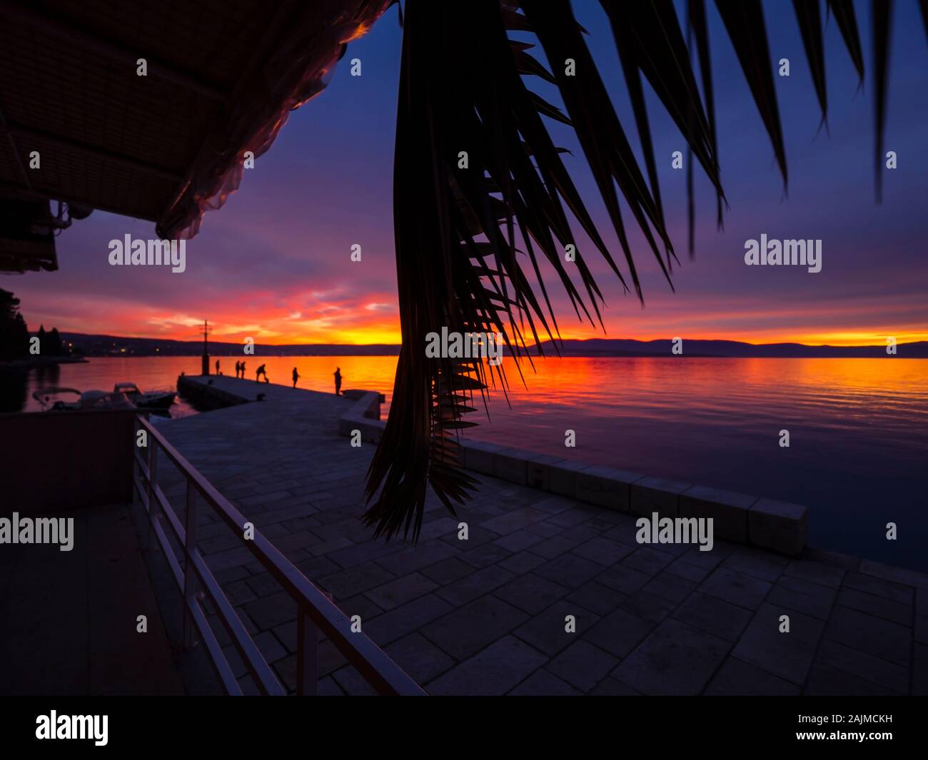 Los pescadores antes del atardecer paisaje de pequeño puerto en Malinska en Croacia Foto de stock