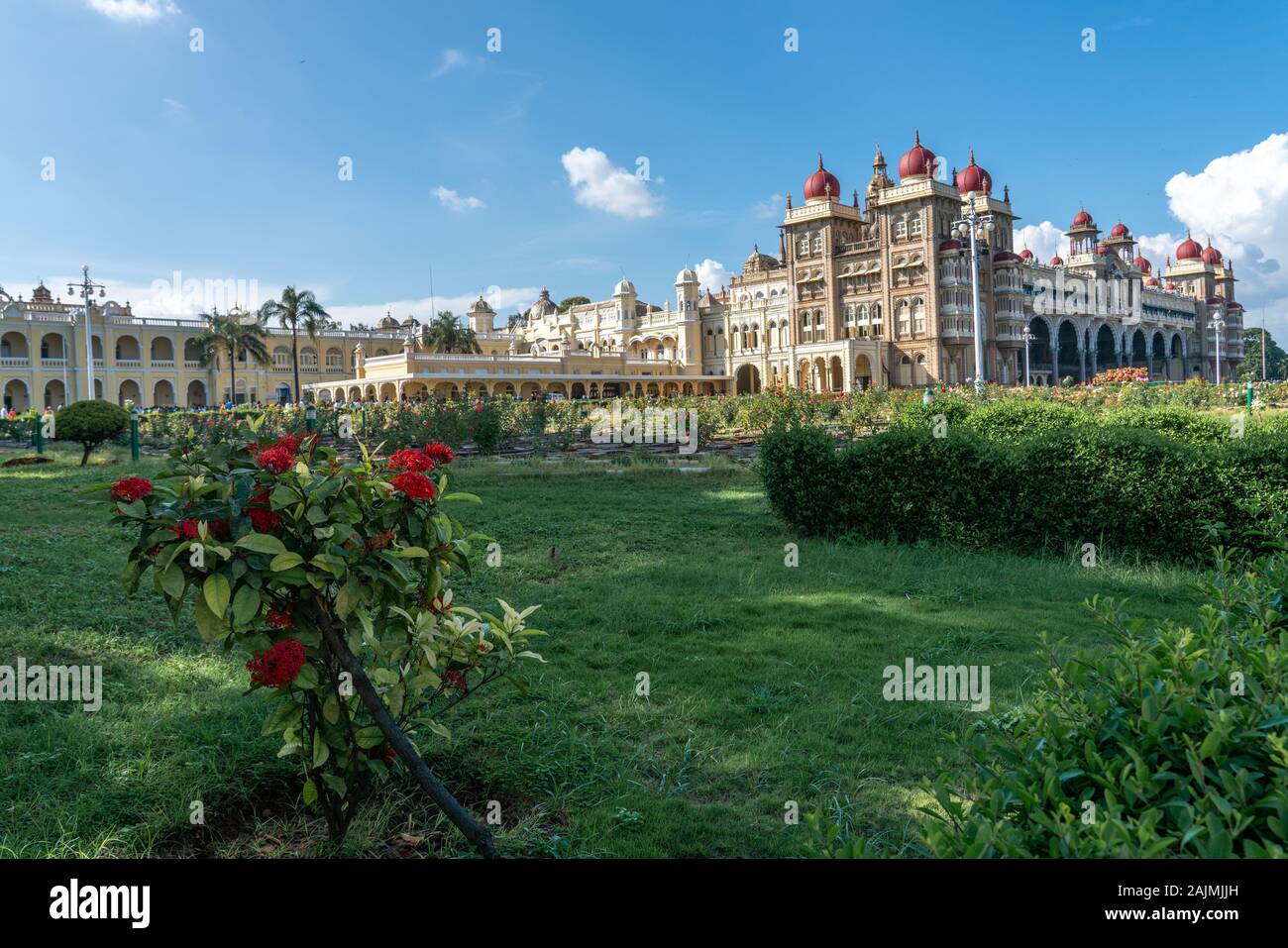 Rose Garden en la ciudad de Mysore con el Palacio de Mysore en el fondo Foto de stock