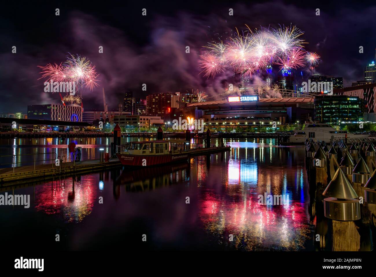 Fuegos artificiales de Nochevieja 2020 en Docklands, Melbourne, Australia Foto de stock