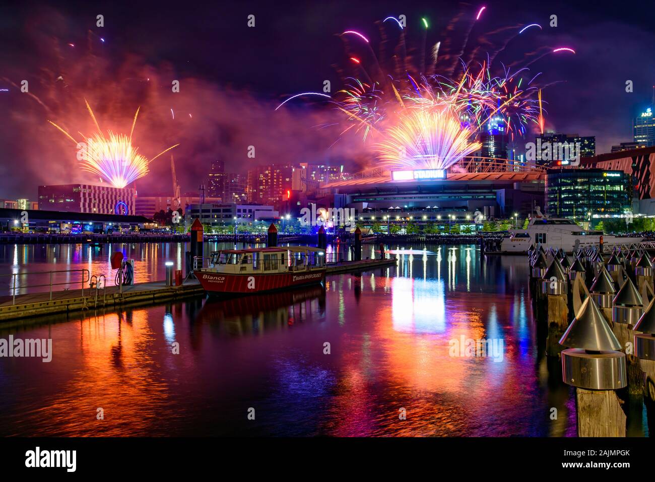 Fuegos artificiales de Nochevieja 2020 en Docklands, Melbourne, Australia Foto de stock