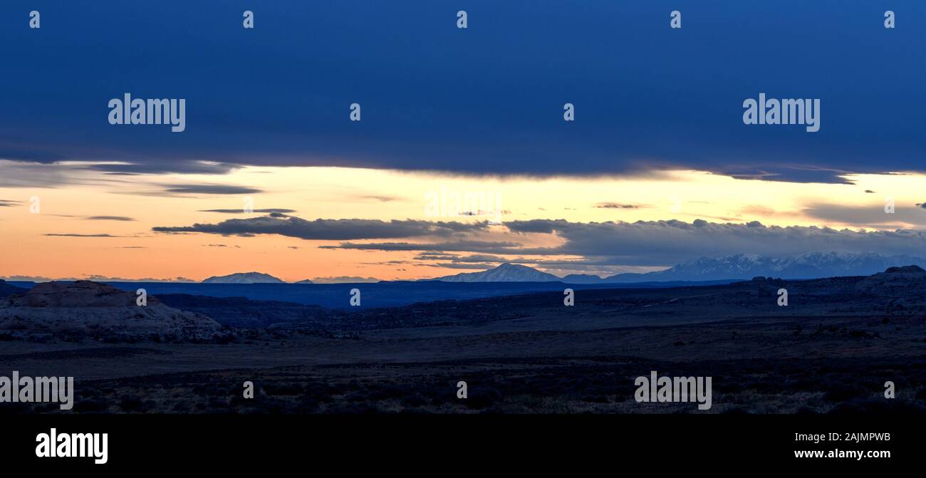 Vista de la puesta de sol mientras acampar en terrenos BLM cerca de Moab, Utah. Foto de stock