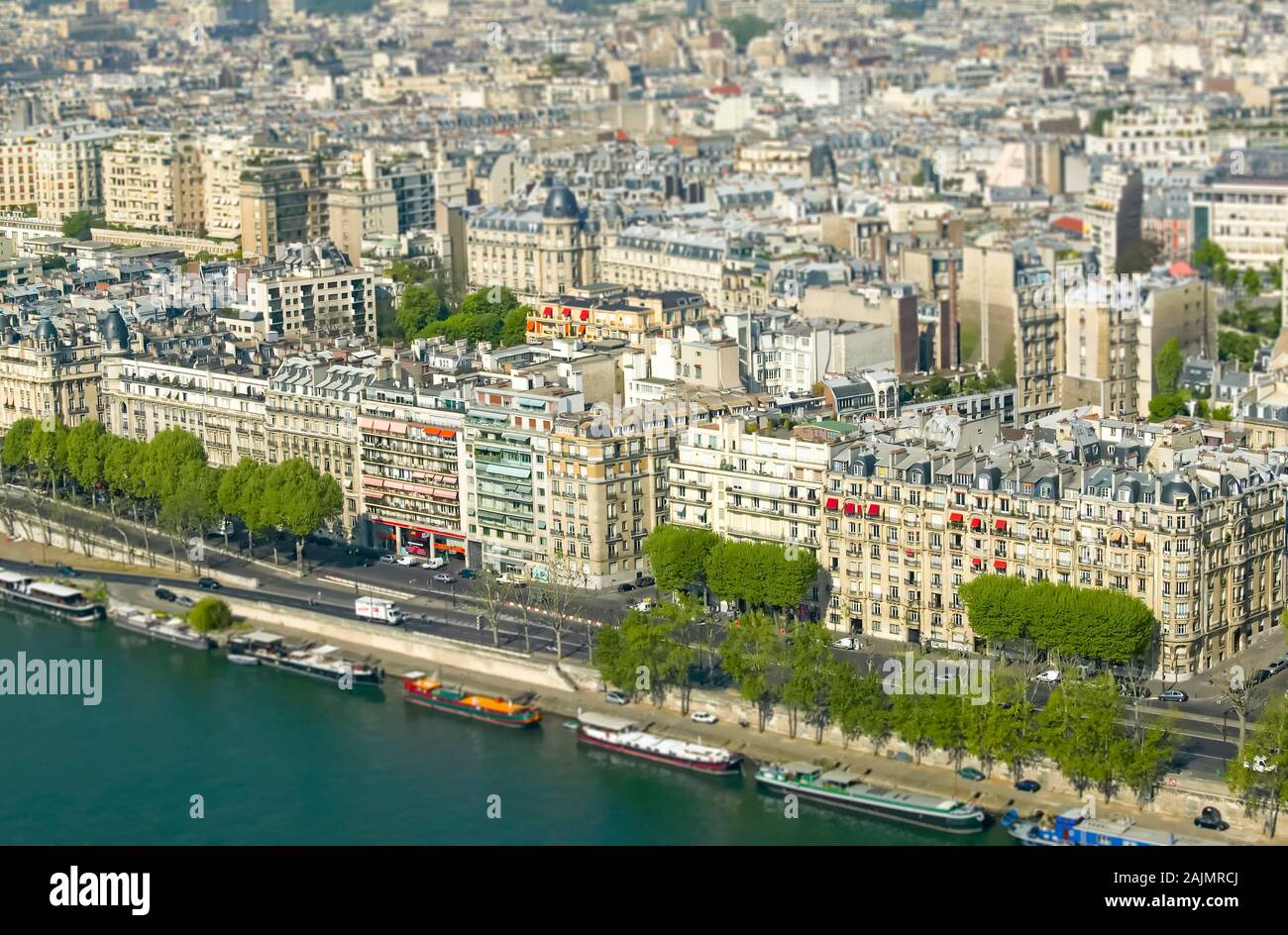 Vista a vuelo de pájaro de edificios adyacentes y de los tejados en el lado norte del río Sena desde la plataforma de observación de la Torre Eiffel, en París, Francia Foto de stock