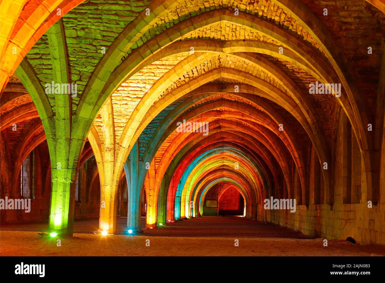Los claustros en Fountains Abbey durante un evento de Navidad iluminación coloreada. Foto de stock