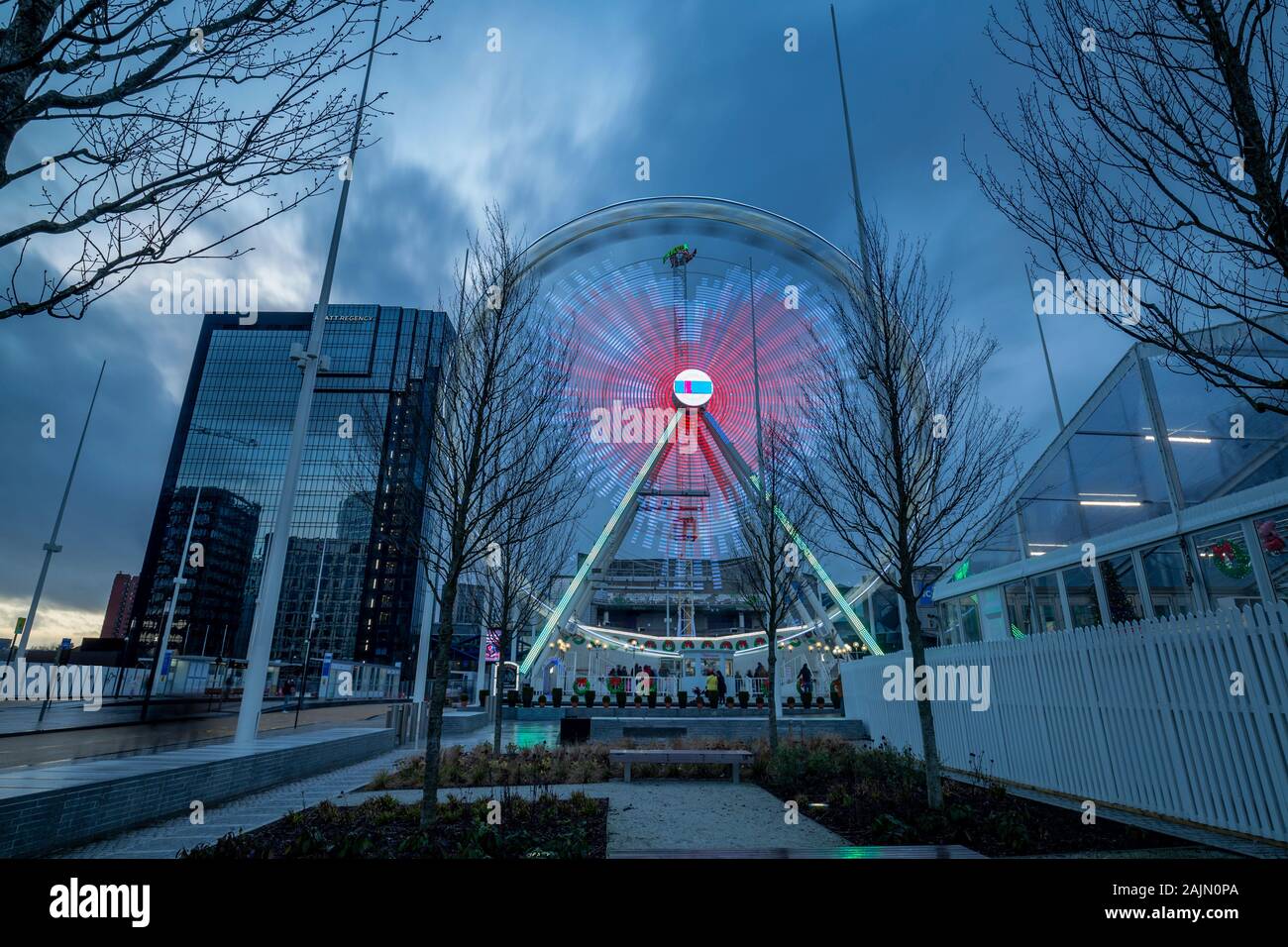 BIRMINGHAM, REINO UNIDO - 15 de diciembre de 2019: la larga exposición fotografía capturar luces en forma de corazón de la rueda grande ride Foto de stock