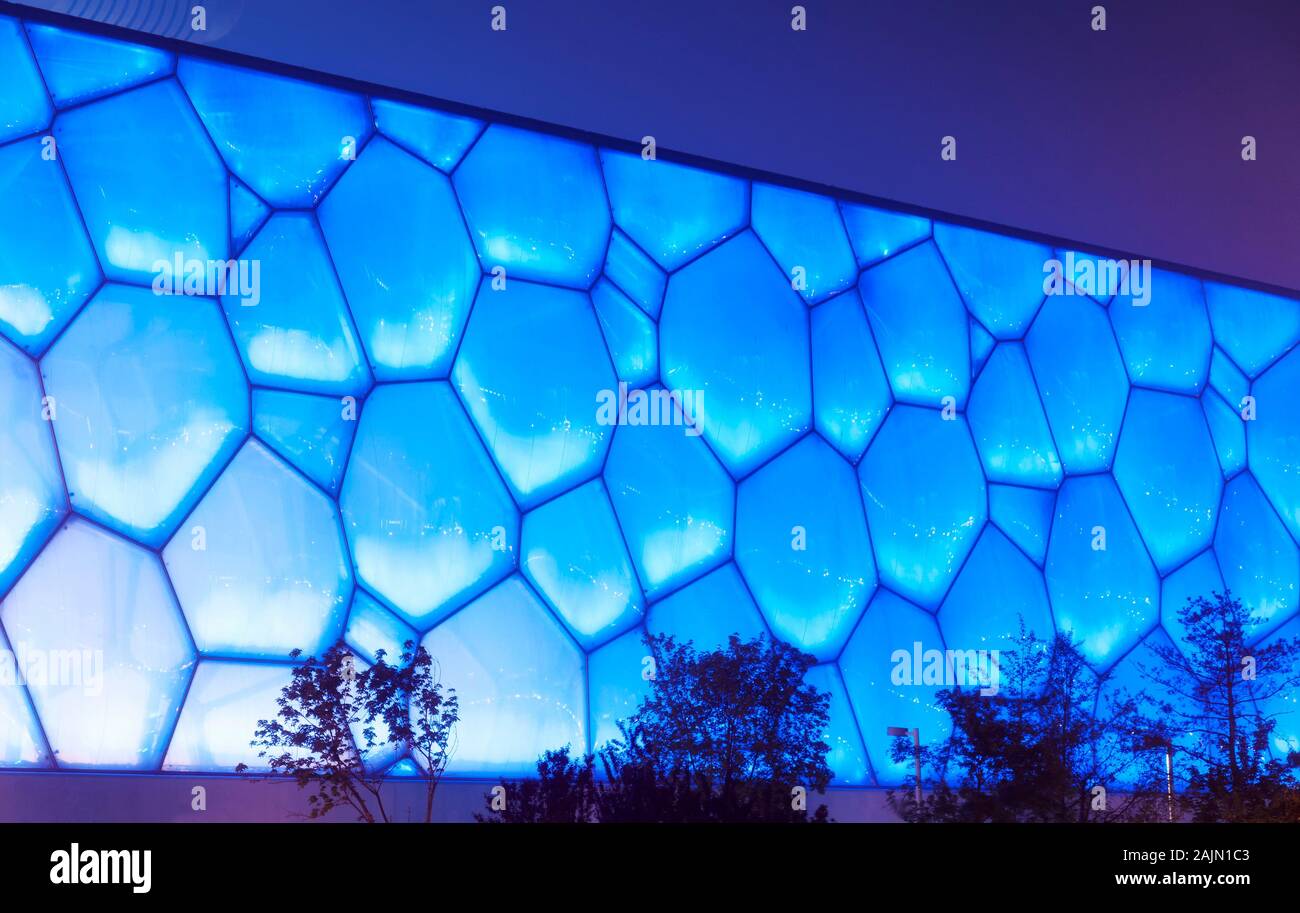 El exterior del Centro Acuático Nacional en el Parque Olímpico en Beijing China iluminado en la noche azul. Foto de stock