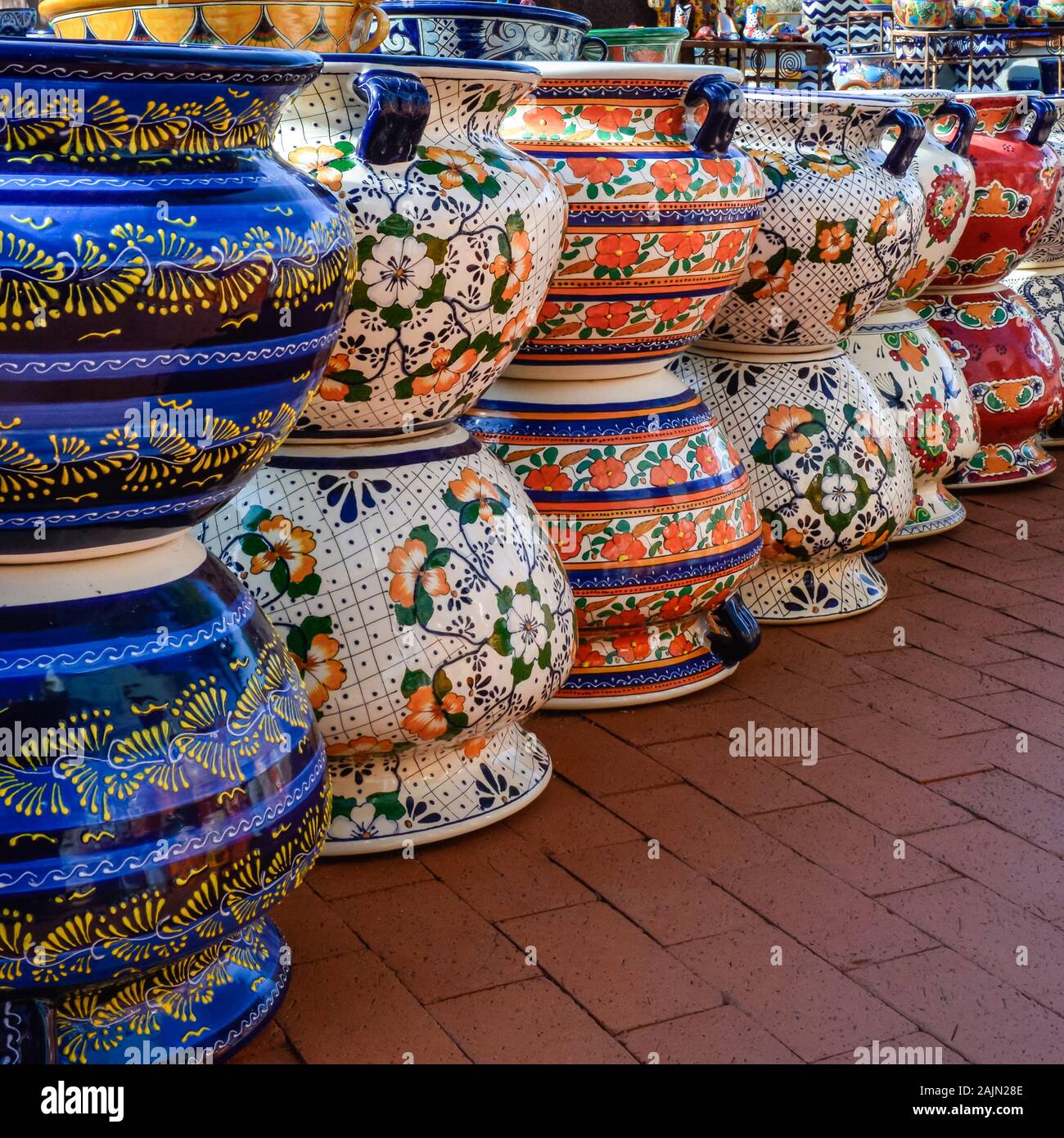 Grandes jarrones artesanales decorativos de cerámica en el interior  Fotografía de stock - Alamy