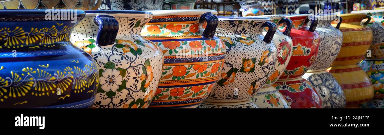 Un formato panorámico de un cierre de colorida decoración floral ollas  mexicano visualizada en la tienda de la ciudad artesanal de Tubac, Arizona,  EE.UU Fotografía de stock - Alamy
