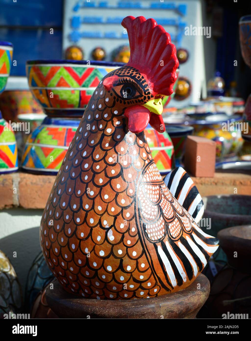 Un llamativo gallo figura hecha de arcilla en la exhibición en La Paloma  tienda en la ciudad artesanal de Tubac, AZ Fotografía de stock - Alamy