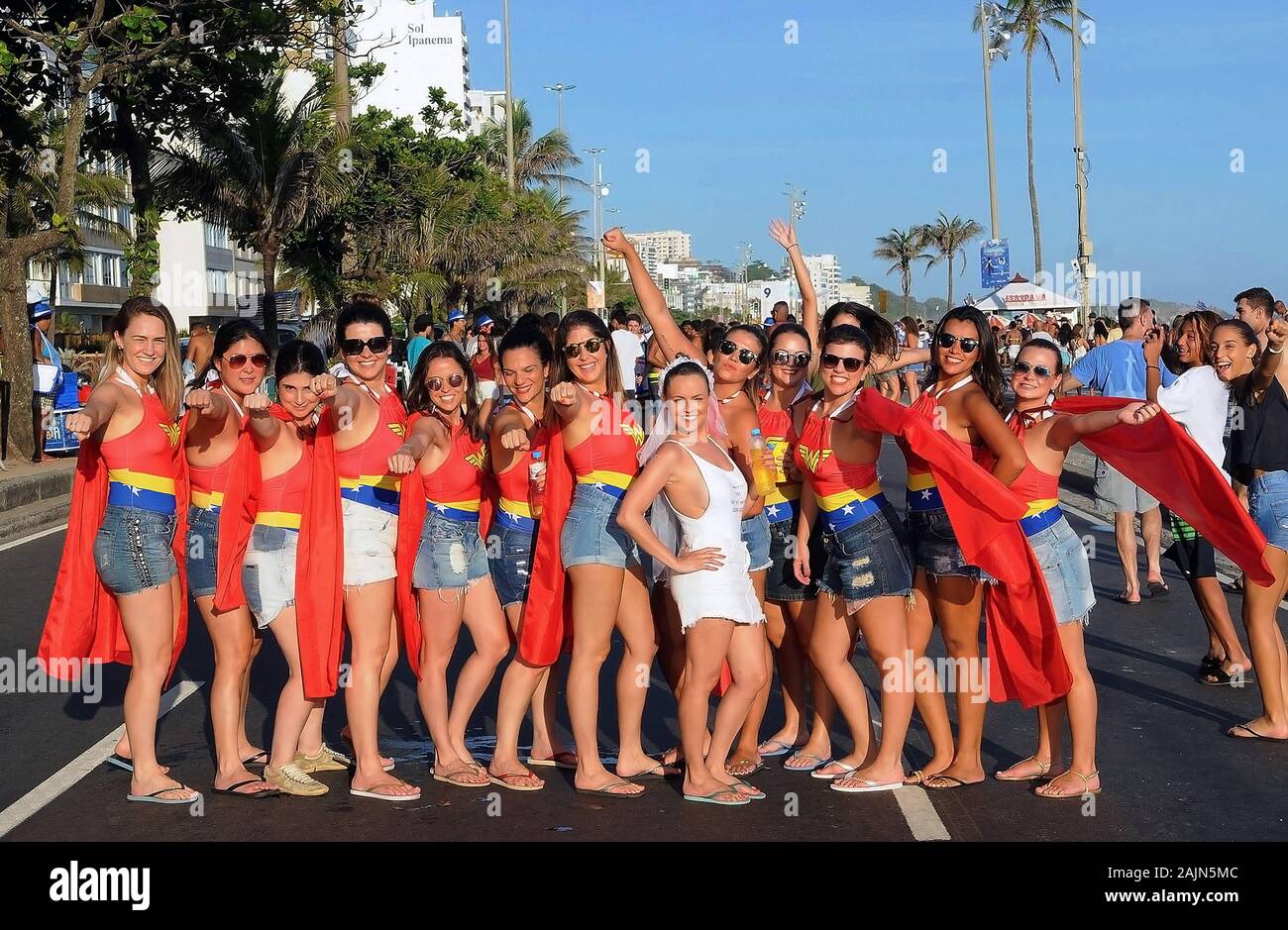 Río de Janeiro, 11 de febrero de 2012. Juerguistas durante la simpatía desfile es Quase Amor en el carnaval callejero de la ciudad de Río de Janeiro, Brasil. Foto de stock