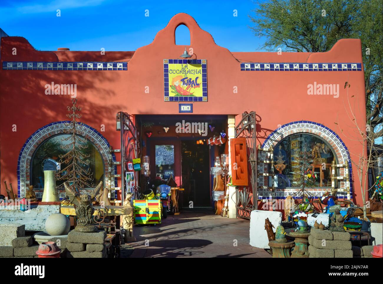 Entrada a la galería de la Cucaracha de Tubac, con mercancía esparcidas