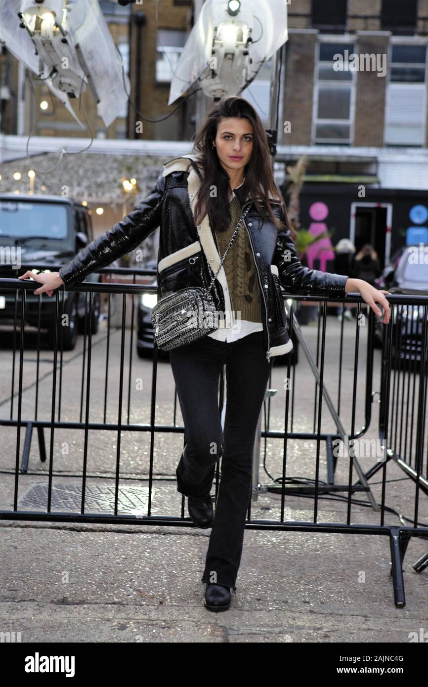Una mujer amante de la moda es visto vistiendo ropa de moda en la Semana de la  Moda de Londres para hombres Día Uno Street Style Fotografía de stock -  Alamy