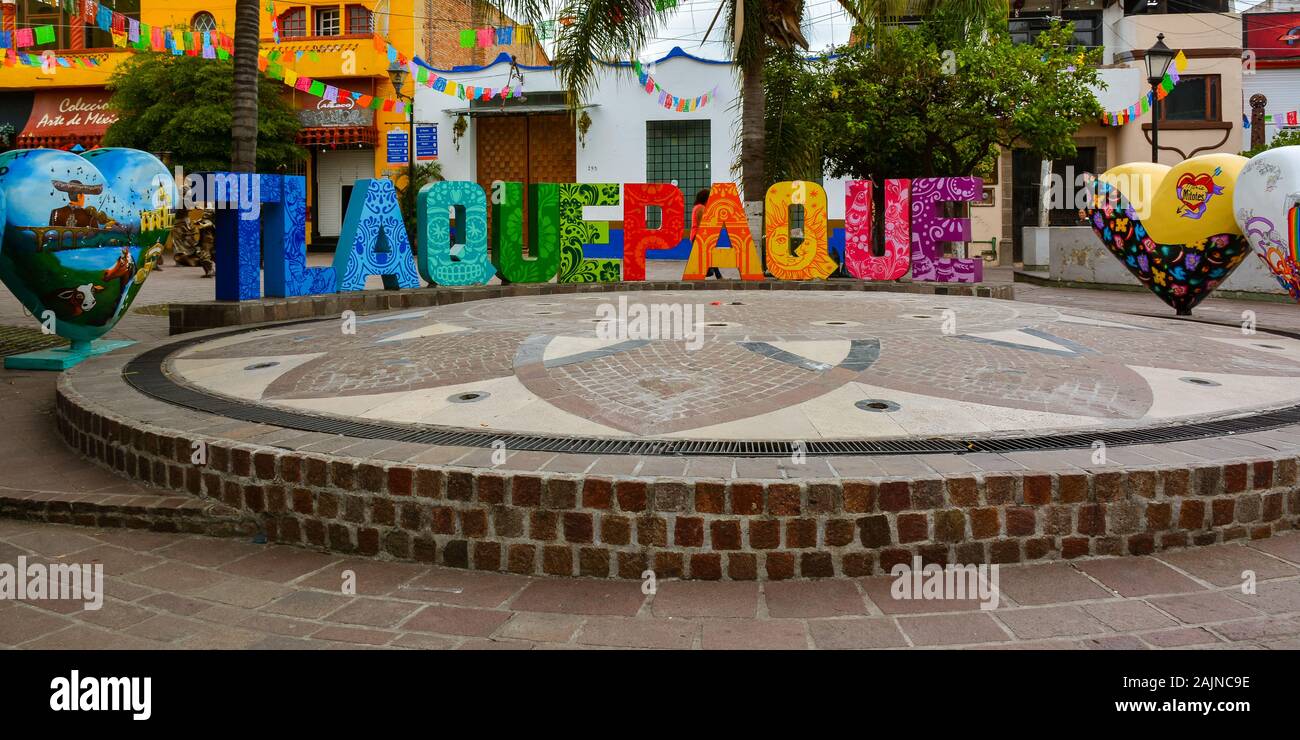 Tlaquepaque deletreó en grande, 3-dimensional cartas multicolores, Tlaquepaque, México. Foto de stock