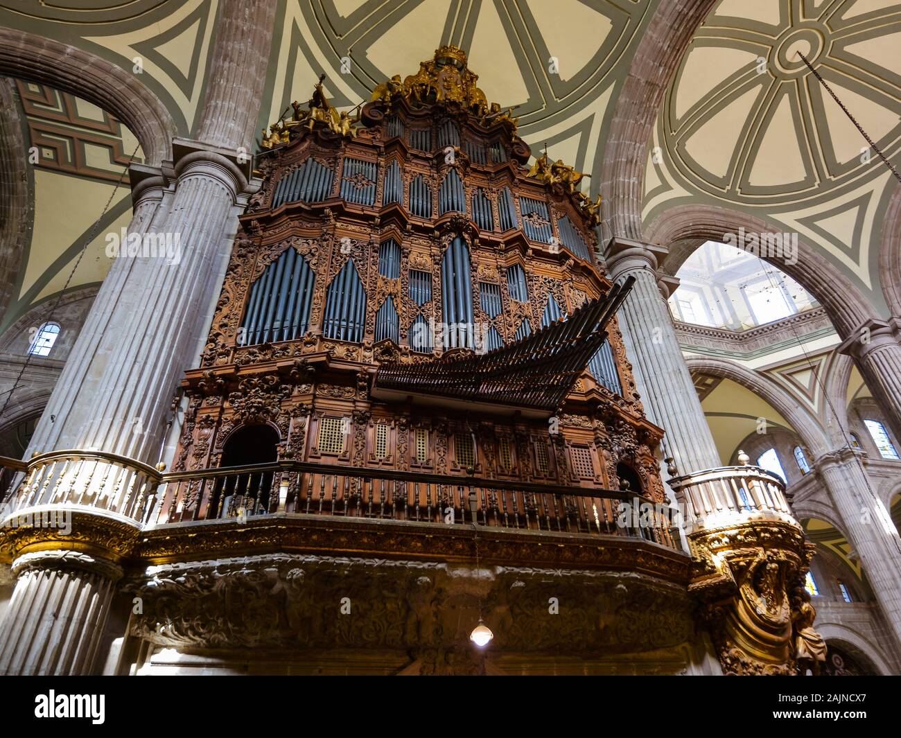 Órgano en la Catedral Metropolitana de la Ciudad de México - Ciudad de México, México Foto de stock