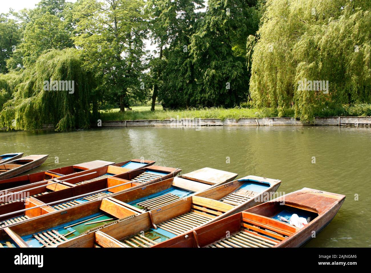 Barcos turísticos en la orilla de la cámara del río en Cambridge Foto de stock