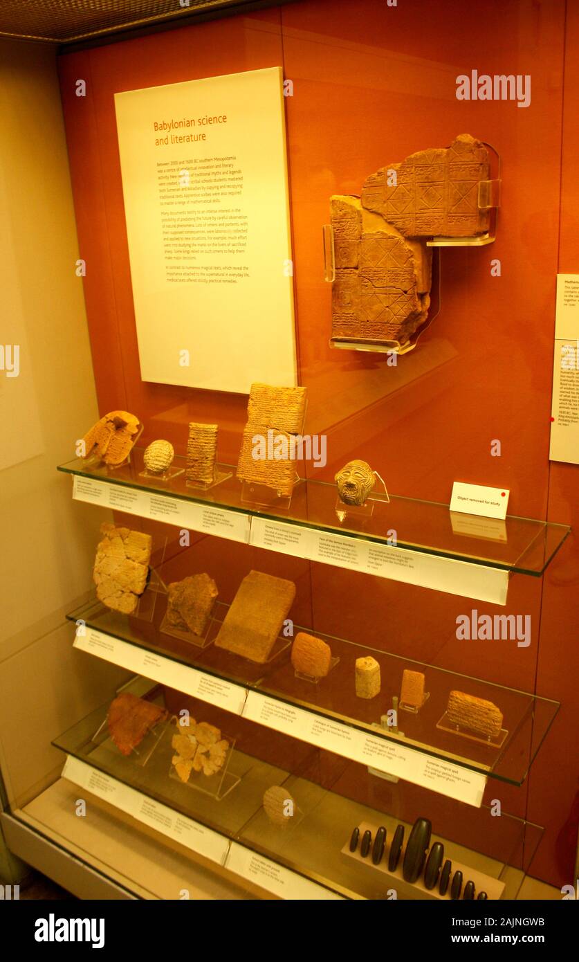 La ciencia babilónica y los artefactos de la literatura en el museo británico Foto de stock