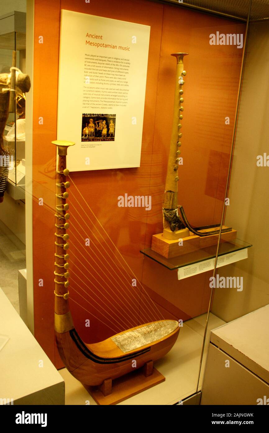 Antiguo instrumento musical mesopotámico en exposición en el museo británico Foto de stock