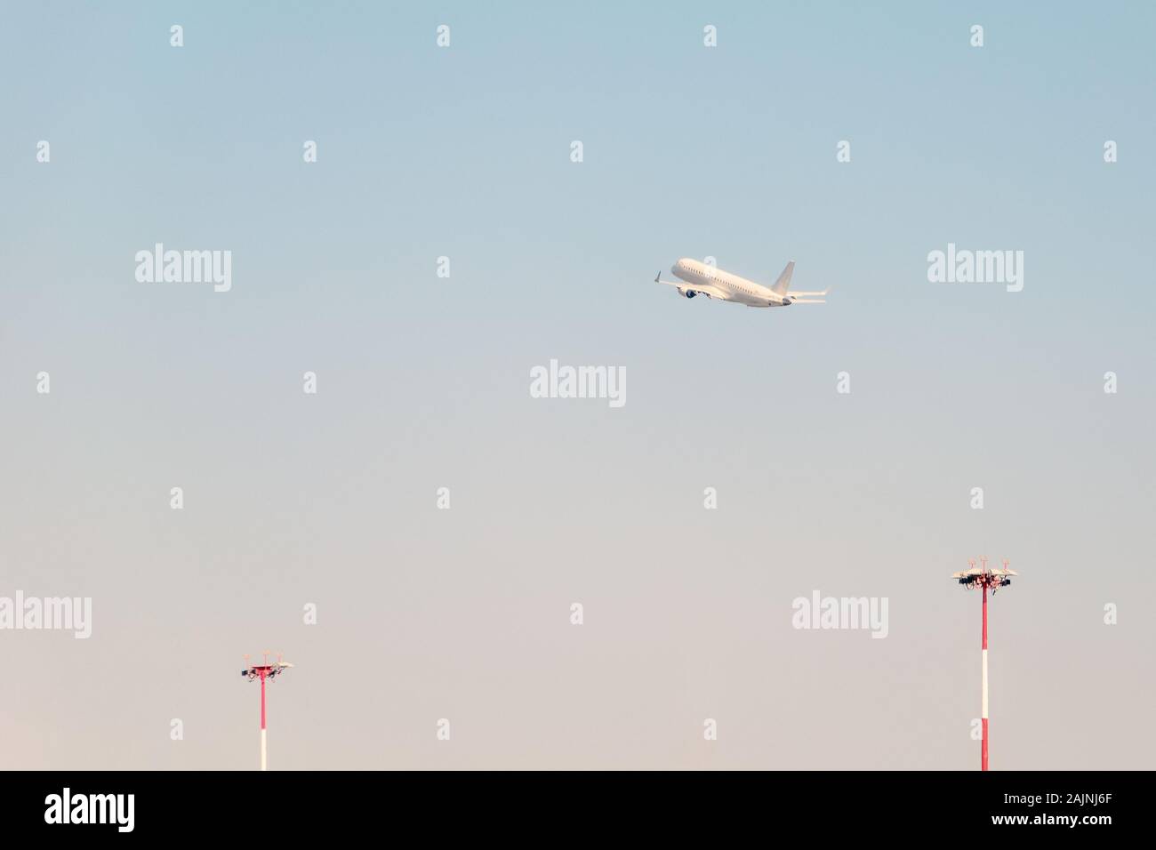 Avión está ganando altura en el cielo sobre el telón de fondo de antenas de radar. Vintage tonificación suave. Antecedentes de viajes. Foto de stock