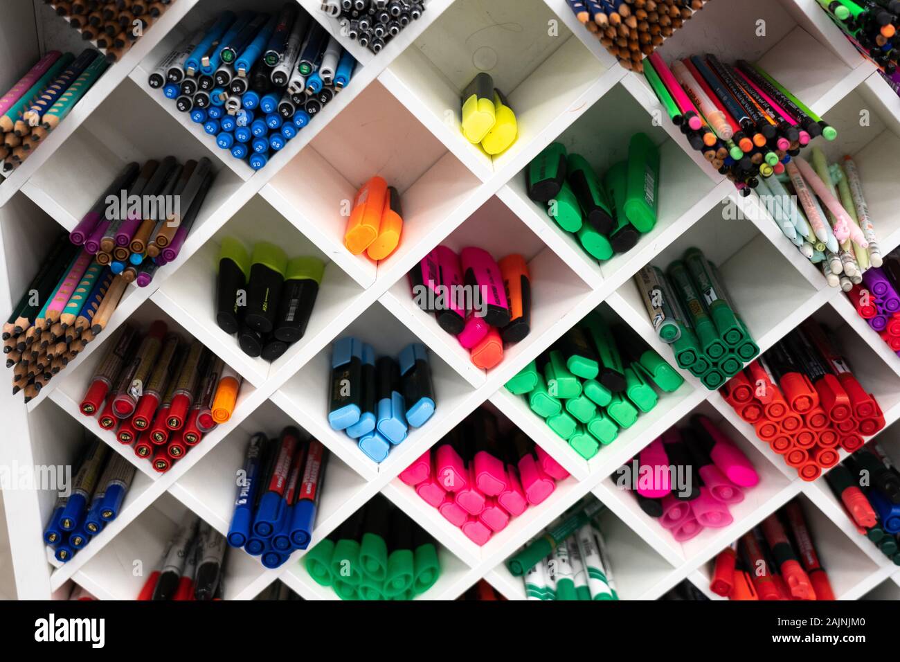 Ekaterimburgo, Rusia - Enero 2020. Marcadores multicolores en la tienda de  arte. Lápices de colores en las estanterías de la tienda. Suministros de  oficina y artículos de papelería. Colorido Fotografía de stock - Alamy