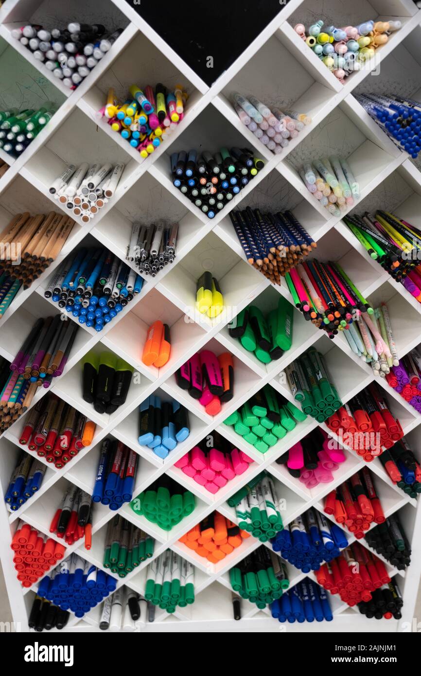 Ekaterimburgo, Rusia - 2020. Marcadores multicolores en la tienda de arte. Lápices de colores en estanterías de la tienda. Suministros de oficina y artículos de papelería. Colorido Fotografía de - Alamy
