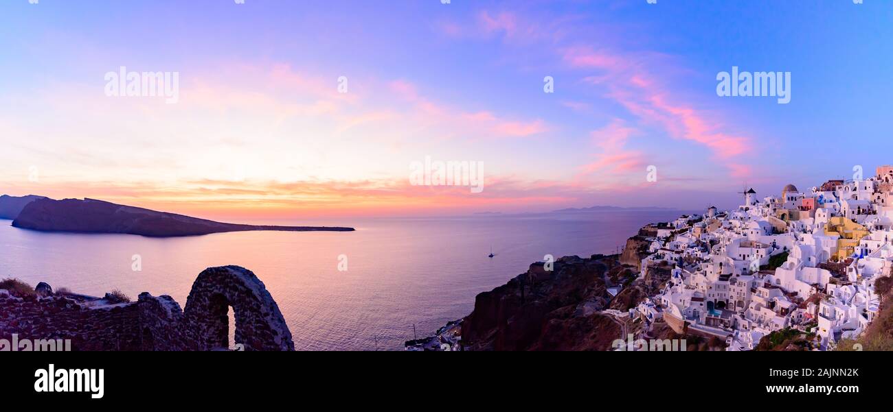 Villa en la luz del atardecer, Santorini, Grecia Foto de stock
