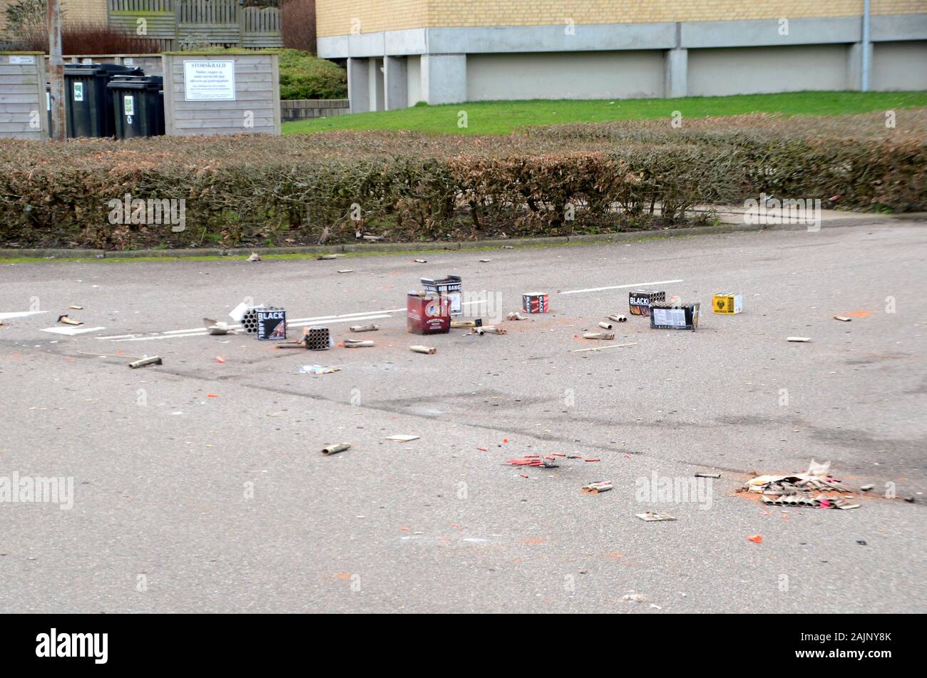 Sonderborg, Dinamarca - 1 de enero de 2020: los residuos después de Año Nuevo con fuegos artificiales flotan en la calle Foto de stock