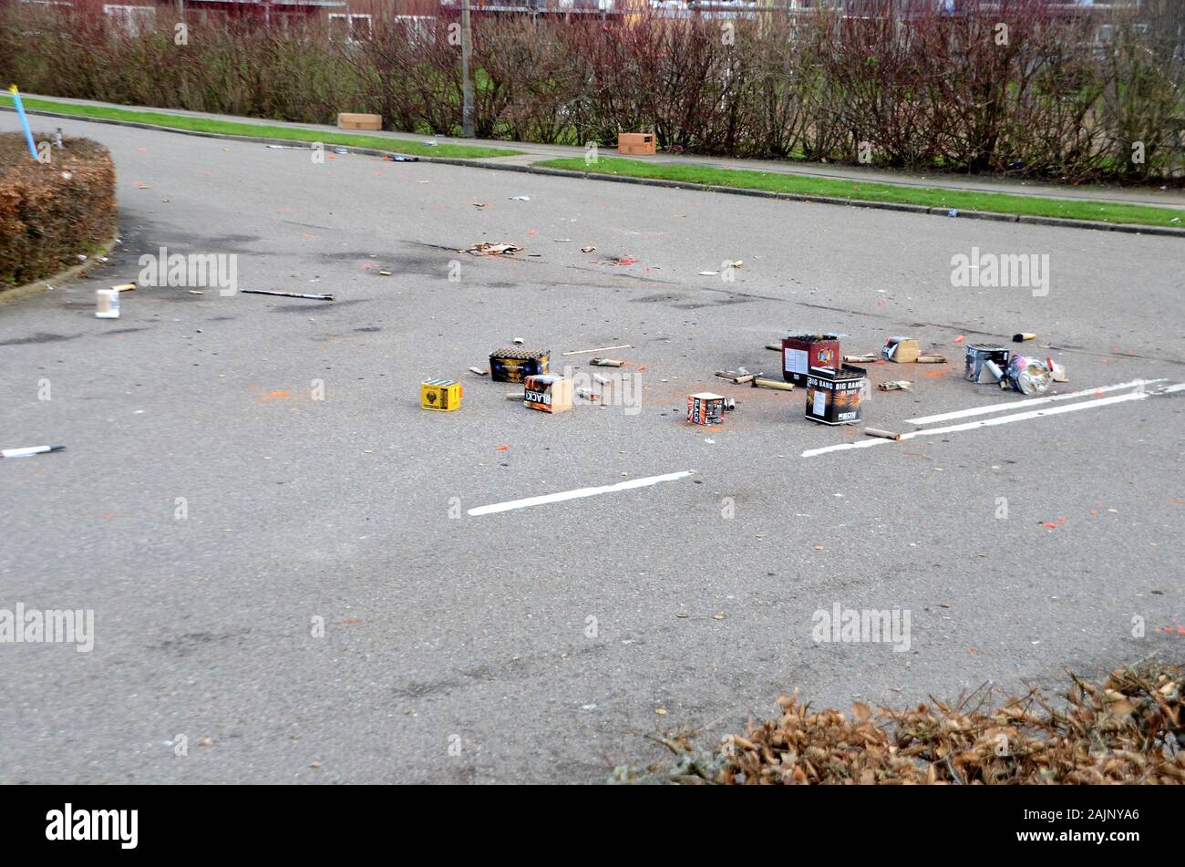 Sonderborg, Dinamarca - 1 de enero de 2020: los residuos después de Año Nuevo con fuegos artificiales flotan en la calle Foto de stock